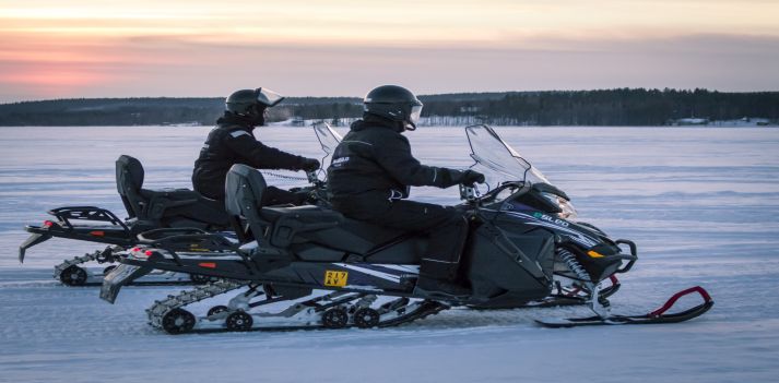 Escursioni a bordo di motoslitte elettriche in Finlandia